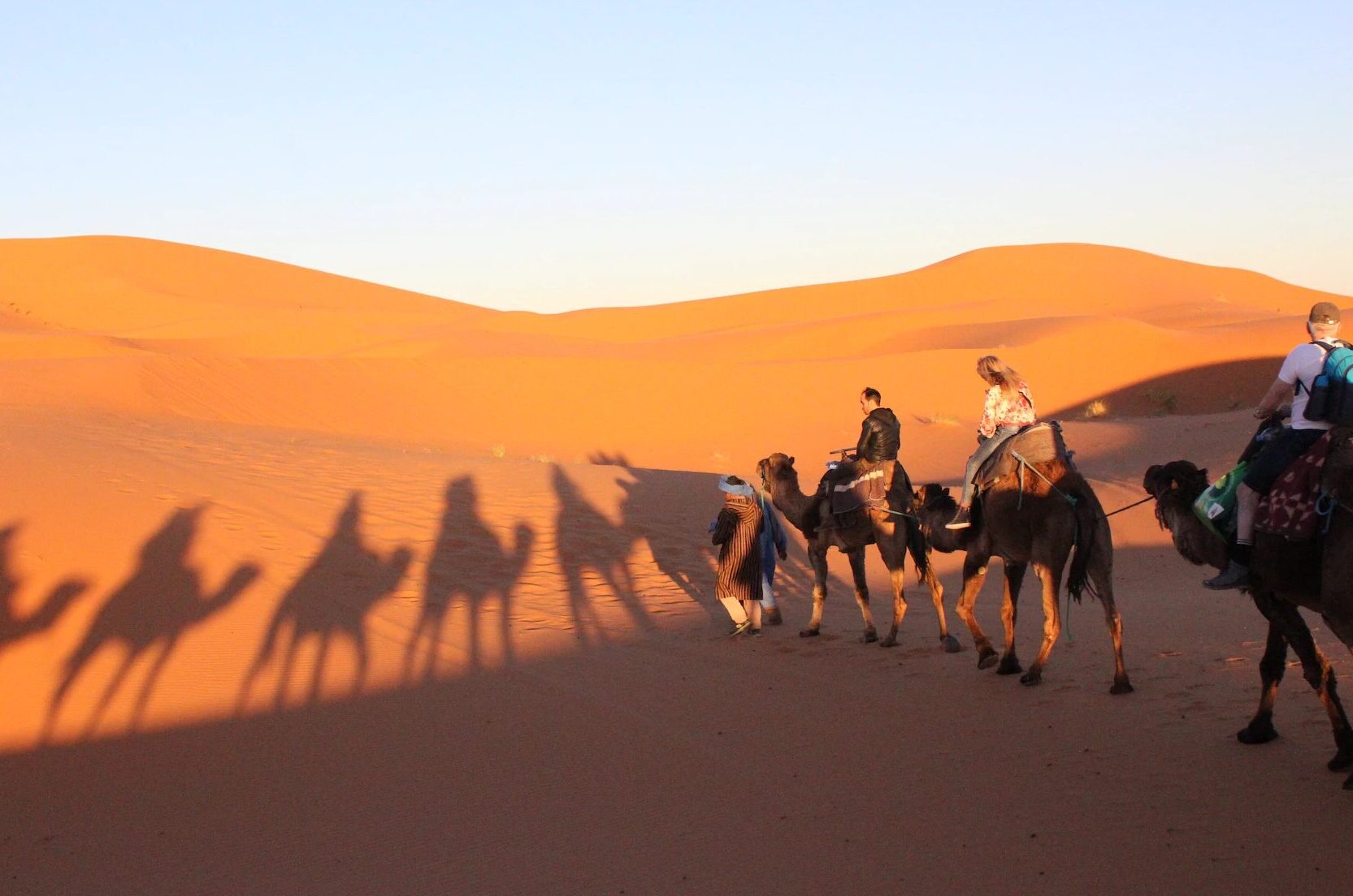 Nuit dans le désert de Ouarzazate et randonnées à dos de chameau